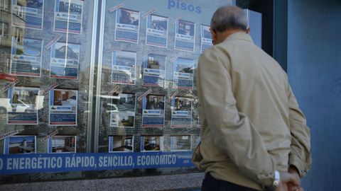 Imagen de archivo de un hombre mirando el escaparate de una inmobiliaria en A Coru�a