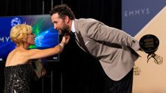 La esposa de Noah Wyle, uno de los triunfadores de la �litma edici�n de los Emmy con �The Pitt� le coloca la pajarita en el fotocol