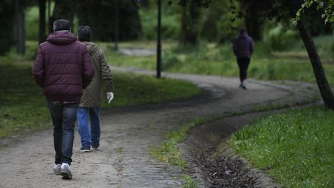 Gente caminando o haciendo deporte por el Paseo de Ponti�as en Lal�n
