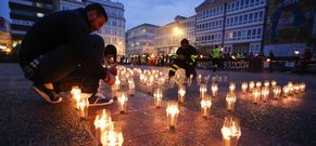 Setecientos manifestantes desafiaron a la lluvia y dibujaron un �S� al naval� con fuego. 