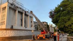 Bomberos trabajan en un incendio en un hotel de Marbella
