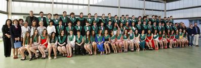 <span lang= es-es >Alfredo Bra�as (Carballo)</span>. Los alumnos, un grupo muy numeroso, posaron con los profesores antes de dar comienzo el acto de graduaci�n, tal y como es tradici�n. 