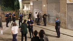 La Polic�a Local, actuando en la Praza das Mercedes por la aglomeraci�n de personas