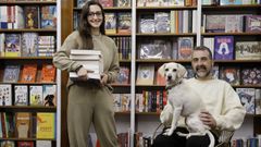lume.Eva Came&aacute;n, da librer&iacute;a Clari&oacute;n, en Carballo,&nbsp;e Roberto Cagiao, da librer&iacute;a Lume,&nbsp;na Coru&ntilde;a, coa s&uacute;a cadela, Dana
