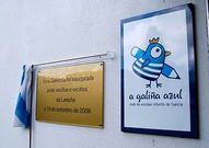 En la escuela infantil de A Laracha conviven un cartel de la gali�a azul y una placa de la galescola