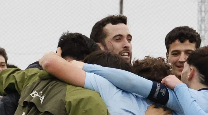 <span lang= gl >Alberto Su�rez, celebrando o pase cos xogadores do Celta Xuvenil A.</span>