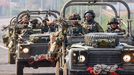 Unos militares israel�es patrullan por una calle de Sederot