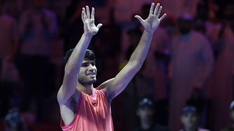 Alcaraz celebra el triunfo ante Rune, que le permitir enfrentarse por ltima vez a Rafa Nadal.