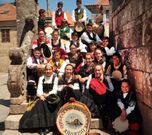 Uno de los primeros grupos de baile de Xironsa, hace 26 a�os, -izquierda- y el grupo actual. 