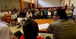 Unos cuarenta afectados por las expropiaciones se reunieron con el abogado en Perbes.