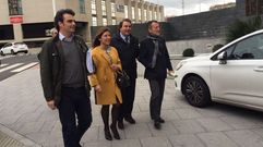 Carlos Negreira junto a Diego Calvo, Beatriz Mato y Agust�n Hern�ndez entrando en el Hotel Attica 21 