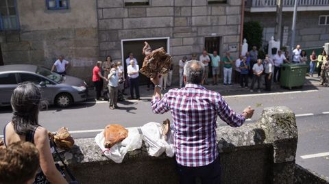 Poxa tradicional de cacholas e lacns de las fiestas en honra a san Antonio en Cualedro