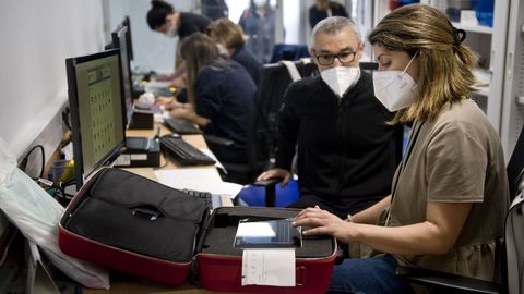 El personal médico también repasa las historias y casos que deberán abordar