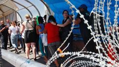 El senador Cory Bookery sus ayudantes acompa�an a los migrantes que buscan pedir asilo en El Paso (Texas)