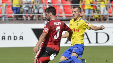 Mirand�s: vistoso y arriesgado.Kijera golpea un bal�n en su �ltimo partido, frente al C�diz