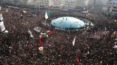 Cientos de miles de iranes abarrotaron las calles del centro de Tehern en el funeral del poderoso comandante Qasem Soleimani