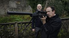 Francisco Quintela, alcalde de Coir�s, sostiene el arma que utilizar� Lolo Andrade