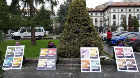 Algunas integrantes de Asturies Feminista 8M en la Plaza Espa�a de Oviedo