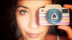 Nahikari P�rez, con una de las c�maras de madera de I?m Feeling Wood.