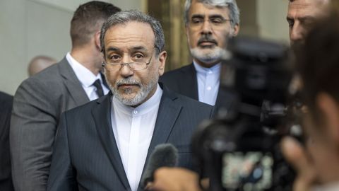 El ministro de exteriores iraní, Abás Araqchi, a su llegada al hotel de Ginebra donde se convocó la cumbre