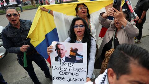 Varias personas se manifiestan contra el expresidente lvaro Uribe, a las afueras del complejo judicial de Paloquemao, en Bogot.