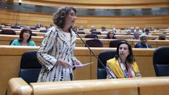 Mar�a Jes�s Montero, ministra de Hacienda, junto a Margarita Robles, ministra de Defensa, en una sesi�n de control en el Senado.