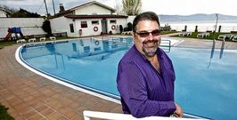 Francisco Gonz�lez dirige el Hotel Nan�n de Sanxenxo, que ofrece estancias gratis por cada d�a de lluvia que haya estas vacaciones.