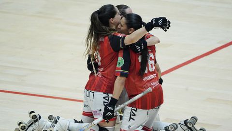 Las jugadoras del Telecable celebran su victoria ante el Generali Palau en el partido de cuartos de final de la Copa de la Reina de Hockey Patines, este viernes en Gij�n.