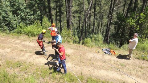 Bomberos, sanitarios, guardias civiles y personal del Ayuntamiento de Sober ayudaron a tender la cuerda que fue utilizada para rescatar a una de las heridas del barranco