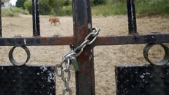 �El caso de Vent�n y el de A Ameixida, la cara y la cruz en Ribeira�. La reciente okupaci�n de una vivienda familiar y su finca en Palmeira -la que puede observarse en esta imagen- contrasta en gran medida con lo sucedido en A Ameixida, donde las personas que accedieron al inmueble lo abandonaron tras dialogar con el propietario y con las fuerzas del orden.