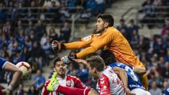 Champagne Real Oviedo Lugo Carlos Tartiere.Champagne despeja un bal�n frente al Lugo
