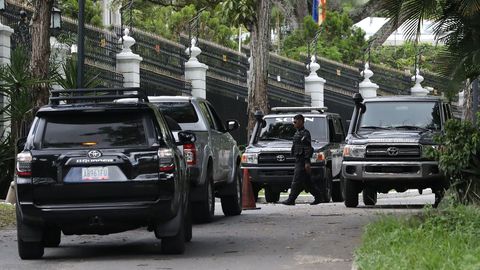 Agentes del Servicio Bolivariano de Inteligencia Nacional rodean la casa del embajador de Espa�a en Caracas, donde estuvo de huesped Leopoldo L�pez