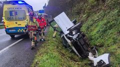 En la fotograf�a, imagen del veh�culo volcado.