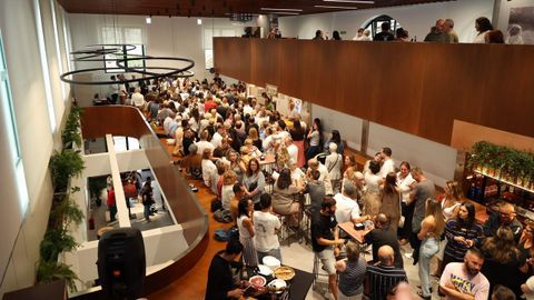 Numerosos vecinos llenaron el mercado de Betanzos en su apertura tras la rehabilitaci�n.