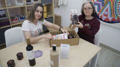 Maleni, con su empleada Yolanda, en la tienda Lamandala del centro comercial Coia 4, donde preparan las cajas.