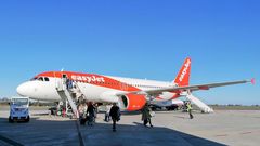 Imagen del desembarque reciente de pasajeros gallegos en el aeropuerto de Santiago, en un vuelo de EasyJet desde Ginebra. Esta compa��a es la m�s usada desde esta ciudad y desde Basilea. 