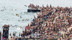 Cientos de ba�istas disfrutando de una jornada de playa en Oslo, que registra temperaturas anormalmente altas estos d�as