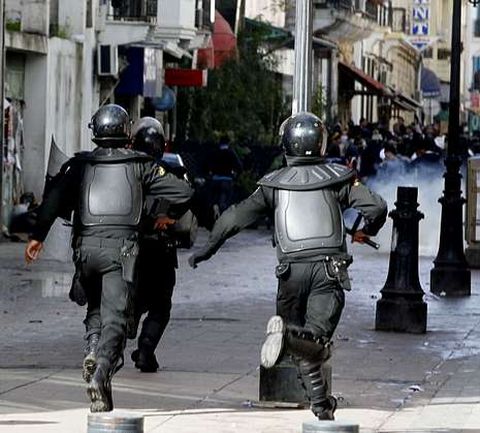 Antidisturbios intentan frenar una protesta contra el Gobierno en la capital tunecina.