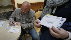 Un votante completa su votopor correo en A Coru�a en una imagen de archivo