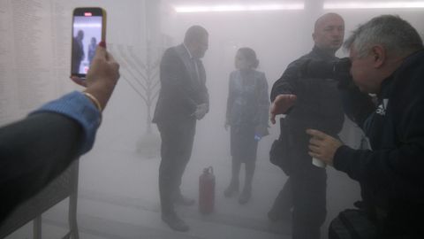 Grzegorz Braun, en el Parlamento polaco, despu�s de apagar el candelabro.