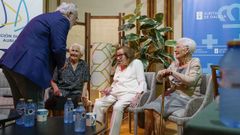 Miguel ngel Santalices saluda a tres de las centenarias presentes en el Liceo ourensano