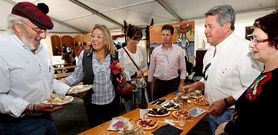 Los asistentes a la gran fiesta gastron�mica de O Grove disfrutan ante la gran variedad de productos que en ella se ofrecen.