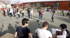 <span lang= es-es >Xard�ns dos Conservatorios</span>. Qued� ayer inaugurada la zona de esparcimiento que hay enfrente de los centros de m�sica y de danza. Una profesora de cada conservatorio descubri� un monolito, tapado por una bandera de Lugo. Luego, hubo una demostraci�n de m�sica y de bailes para los asistentes. 