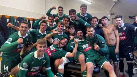 Los jugadores del Coruxo, celebrando su cuarta victoria consecutiva.