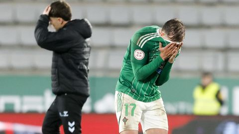 �lvaro Ram�n, la viva imagen de la frustraci�n en la derrota contra el Celta Fortuna en A Malata. 