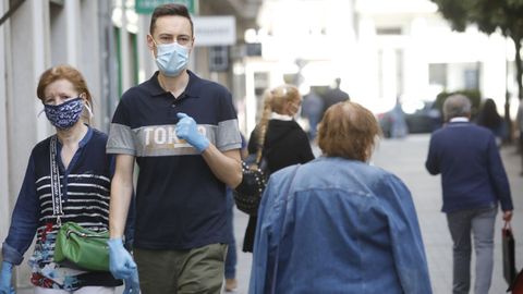 Personas con masacarilla por las calles de Lugo