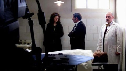 El autor de este texto (a la derecha) hace de m&eacute;dico forense en una escena con Celso Bugallo e Isabel Naveira.
