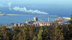 Vista general del complejo industrial de al�mina y aluminio de San Cibrao, que fue inaugurado en 1980