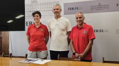 Ricardo Aldrey junto con Andrea Loureiro y Javier Janeiro,�presidenta y vicepresidente del Club de Remo de A Cabana