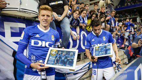 Mossa y Christian Fernndez, tras ser homenajeados en el Carlos Tartiere